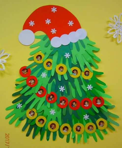 Елка из ладошек