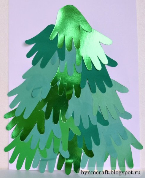 Новогодняя елочка из ладошек