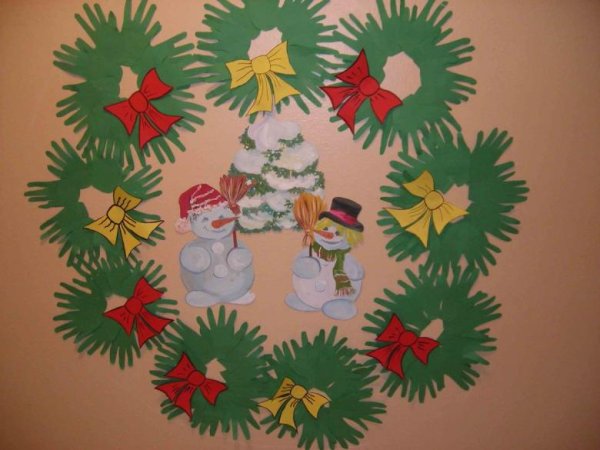 Елка из ладошек