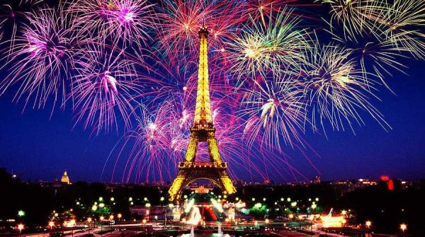 Эйфелева башня салют