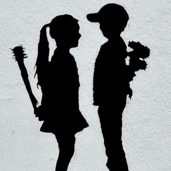 Силуэт влюбленных мальчика и девочки