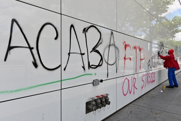 Вандализм на стенах домов