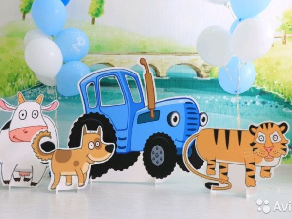 Синий трактор спереди