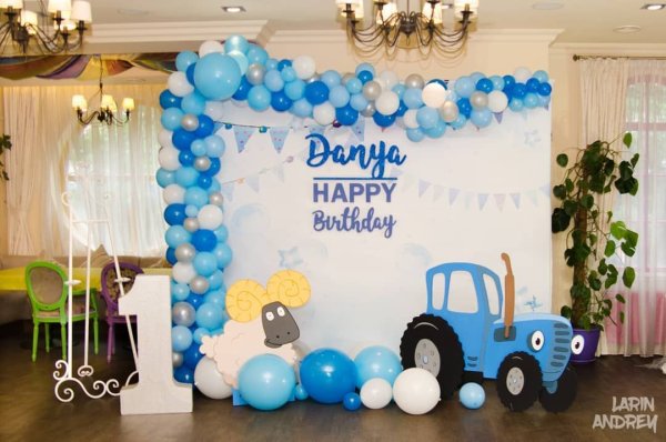 Фотозона синий трактор