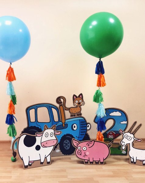 Фотозона синий трактор