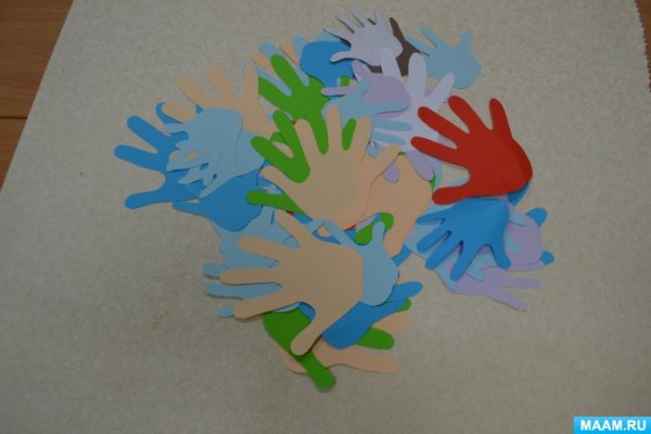 Плакат из ладошек