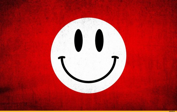 Улыбка на Красном фоне