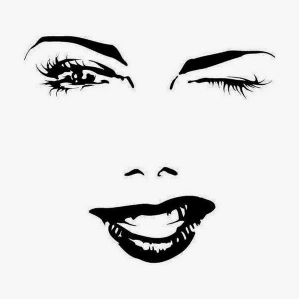 Девушка подмигивает