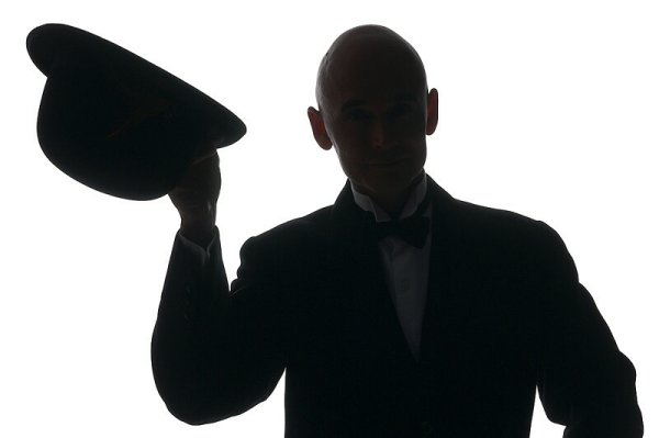 Человек снимает шляпу