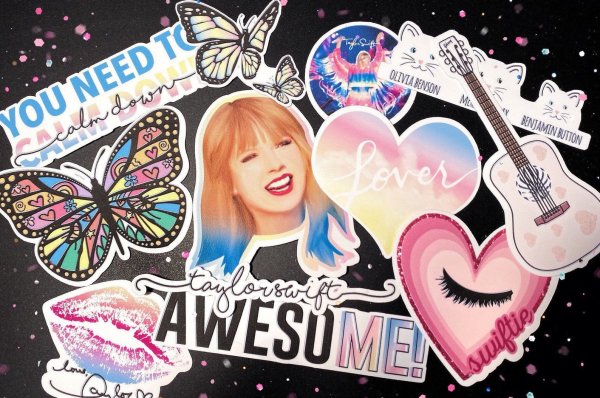 Тейлор Свифт наклейка на ноутбук