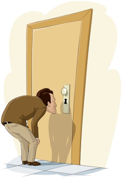 Мужчина заглядывает в дверь