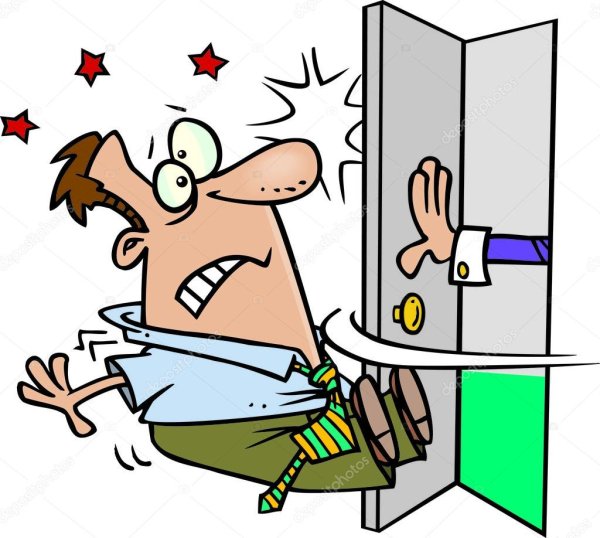 Человек ударился об дверь