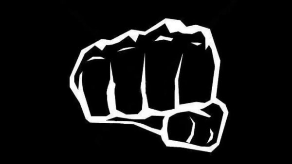 Сжатый кулак на черном фоне