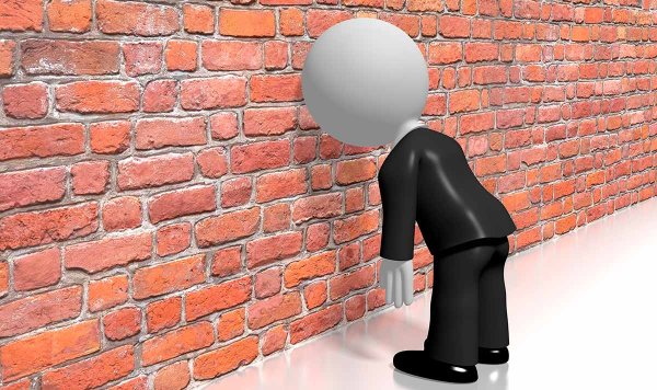 Человек уперся в стену