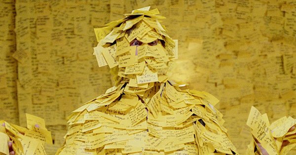 Брюс Всемогущий обклеенный стикерами