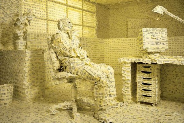 Брюс Всемогущий комната в стикерах