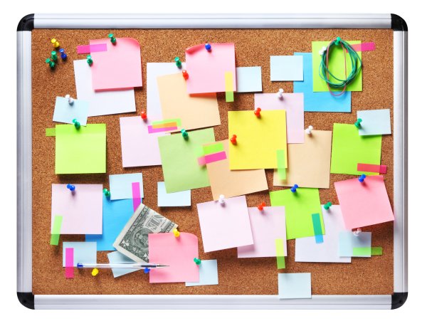 Пробковая доска со стикерами