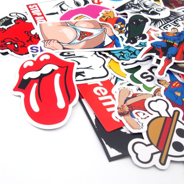 Скейт обклеенный наклейками