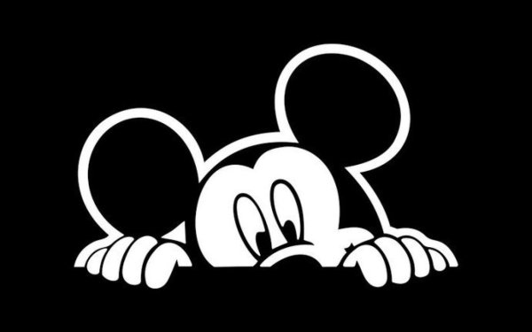 Микимаус на черном фоне