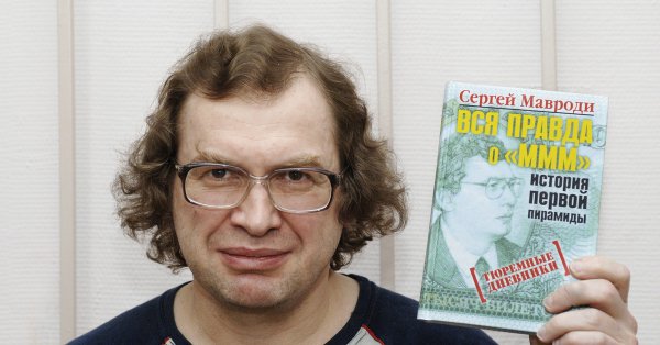 Человек в адидасе