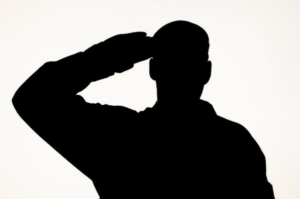 Солдат отдает честь силуэт