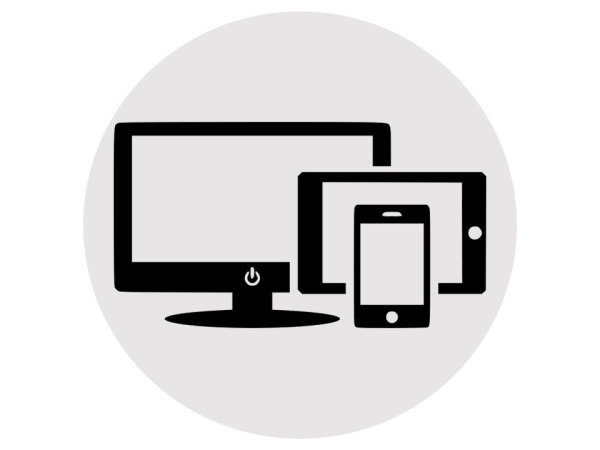 Семья смотрит телевизор