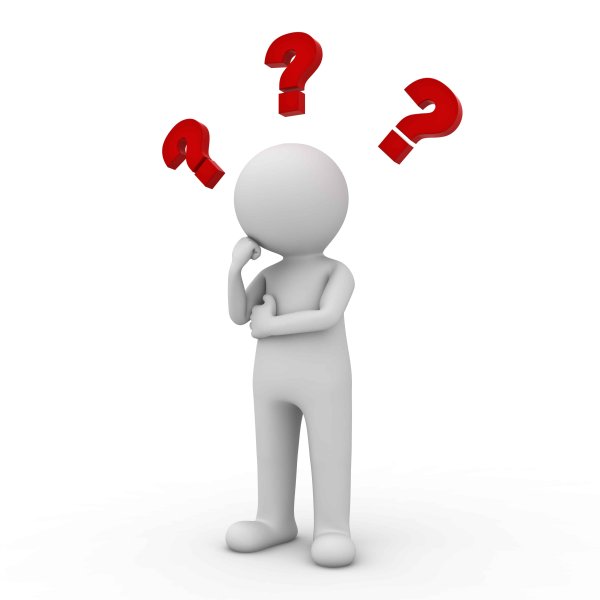 Думающий человечек на белом фоне