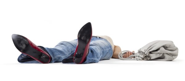 Мужчина падает в обморок