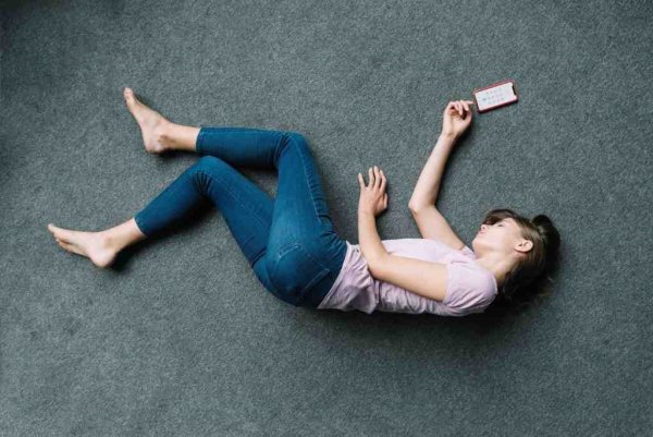 Девушка на полу в припадке