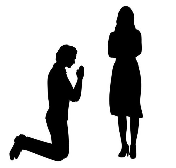 На коленях перед девушкой