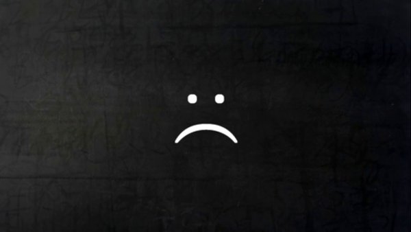 Грустный смайлик на черном фоне