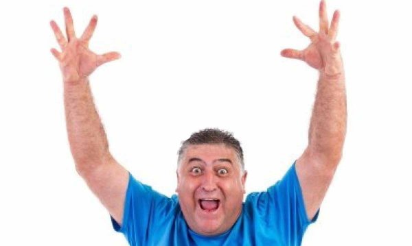 Чувак с поднятой рукой