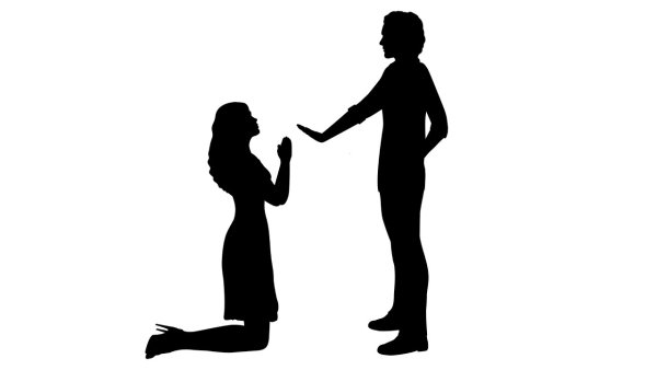 Девушка на коленях перед парнем