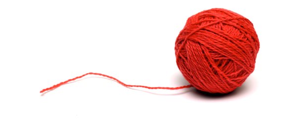 Клубочки ниток красный синий желтый