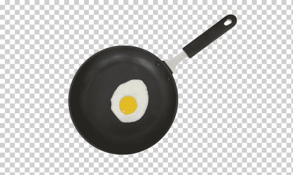 Яичница на сковороде на белом фоне