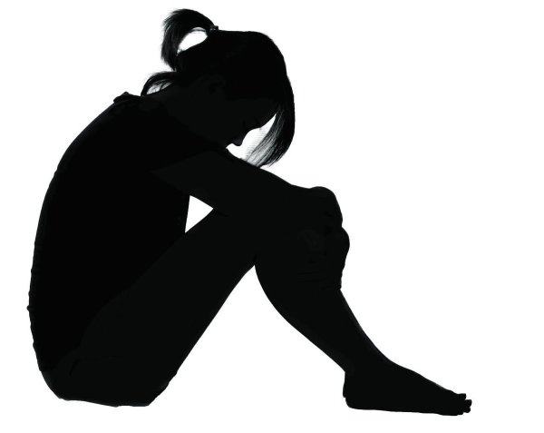 Силуэт сидящей девушки