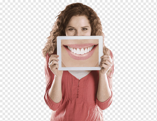 Девушка с брекетами улыбается