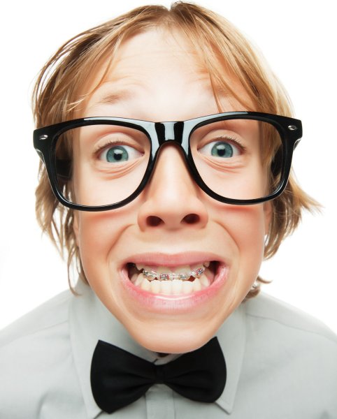 Девочка в очках и брекетах