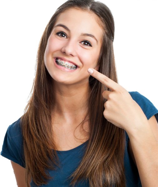 Девушка с брекетами улыбается