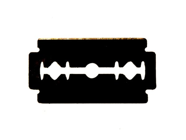 Лезвие бритвы на черном фоне