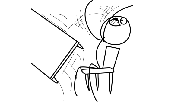 Переворачивает стол