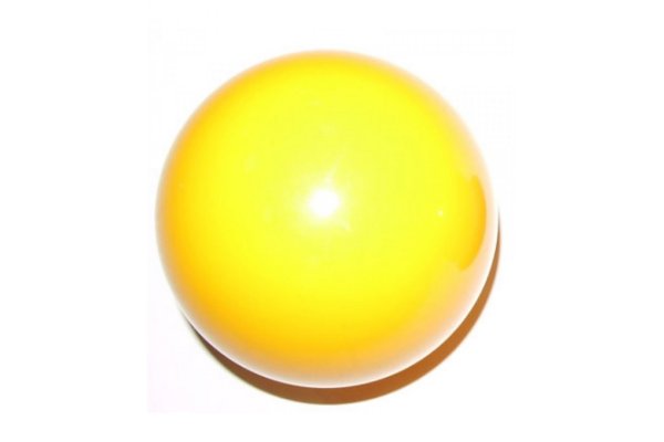 Желтый шар на белом фоне