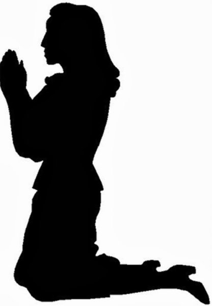 Человек молится на коленях