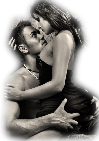 Страстные объятия влюбленных