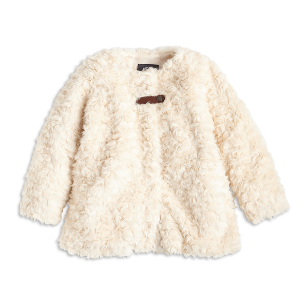 Искусственная шуба на белом фоне