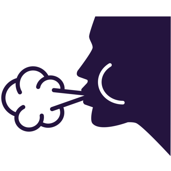 Человек дует