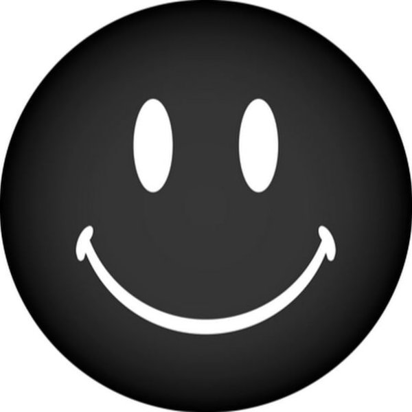 Черный улыбающийся смайлик