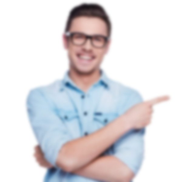 Парень в очках улыбается