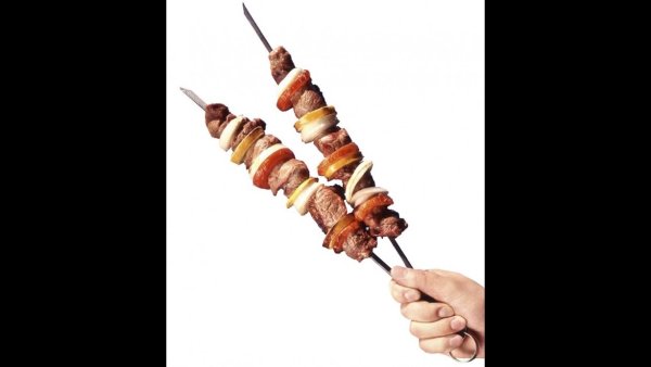 Шашлык на шампуре в руке