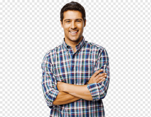 Мужчина в рубашке улыбается